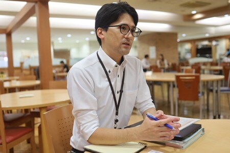 厚生労働省 医政局 地域医療計画課で救急医療係・災害医療係を担当する加藤渚主査